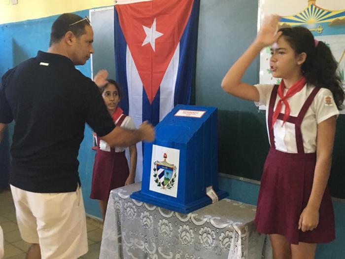 Vecinos del Cerro ejercen su derecho al voto