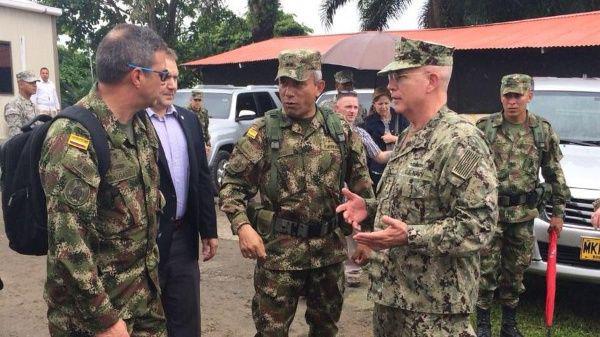 militares conversando