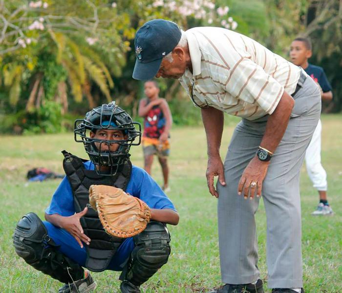 gloria deportiva junto a niño