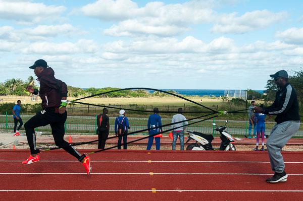 El saltador de longitud Juan Miguel Echevarría (izquierda) y su entrenador Daniel Osorio durante una sesión de entrenamiento del equipo nacional de atletismo en la pista auxiliar del Estadio Panamericano el 10 de enero de 2019 en La Habana, Cuba. FOTO: Calixto N. Llanes/Periódico JIT (Cuba)