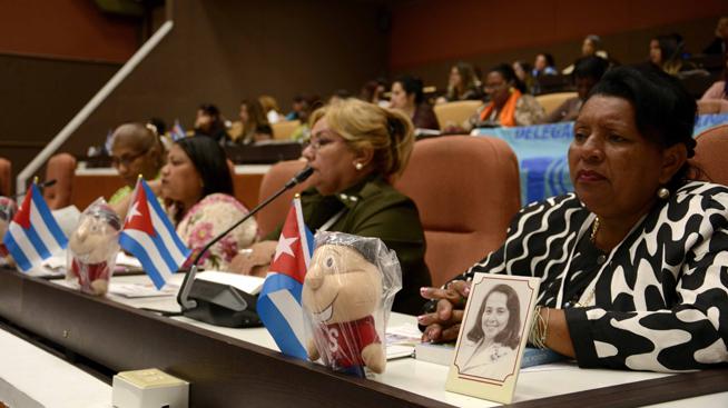 Mujeres cubanas reunidas en congreso de la federación de mujeres cubanas.