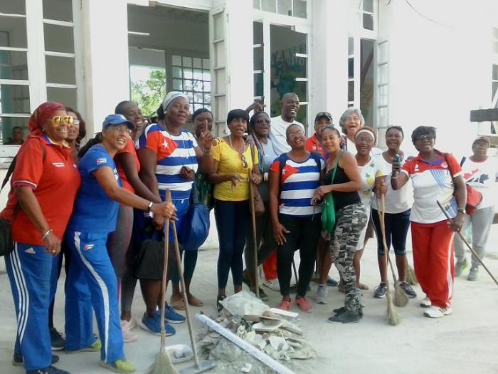 Glorias deportivas realizan trabajo voluntario en escuela afectada por tornado