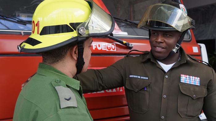 bomberos conversando