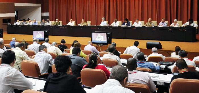 Presidieron Raúl y Díaz-Canel reunión con Secretarios del Partido y Presidentes de Gobierno en municipios y provincias