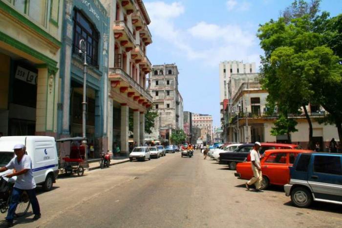 Personas caminando por la Calle Galiano-La Habana