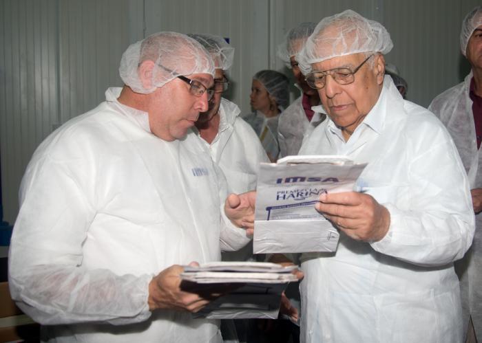 Ricardo Cabrisas en la empresa Industrial Molinera de La Habana IMSA