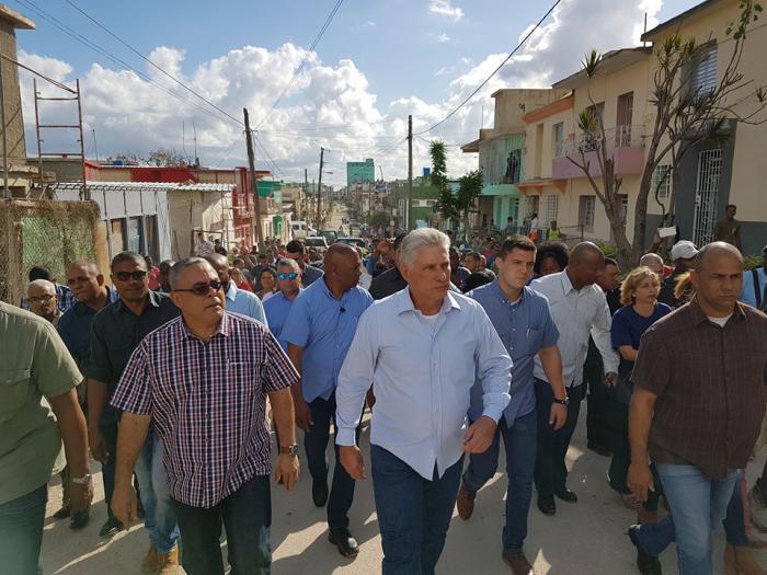 Díaz Canel recorre el consejo popular Jesús del Monte. Conversa con familias que le han recontruido sus viviendas afectadad por el tornado