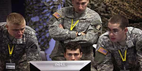 militares viendo una computadora