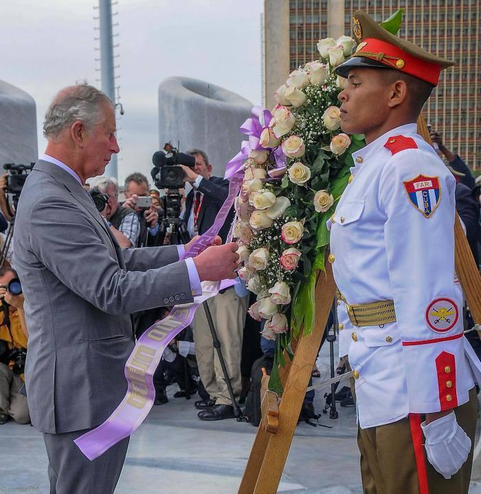 Príncipe Carlos de Gales coloca ofrenda floral