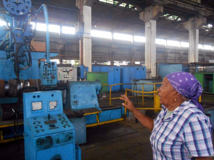 trabajadora de  antillana de acerol. cuba