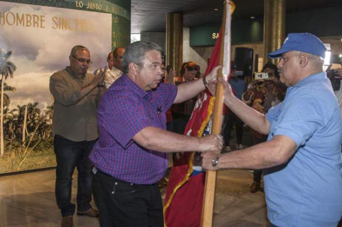 Ulises Guilarte de Nacimiento, Secretario General de la CTC Nacional., entrega la bandera a Luis Manuel Castanedo Smith, su homólogo en la capital.