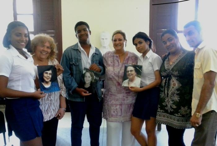 La Federación de Mujeres Cubanas y estudiantes de la Escuela Pedagógica Fulgencio Oroz Gómez, conversan sobre aspectos poco conocidos de la vida y obra de Vilma Espín