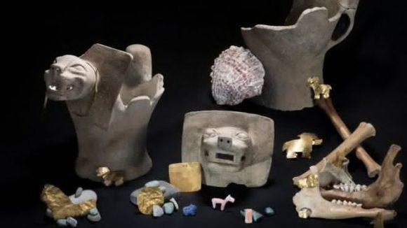El hallazgo es extraordinario porque las piezas estaban todas asociadas y en contexto, lo que permite comprender los rituales del estado de Tiwanaku. Foto: Tomada de BBC Mundo.