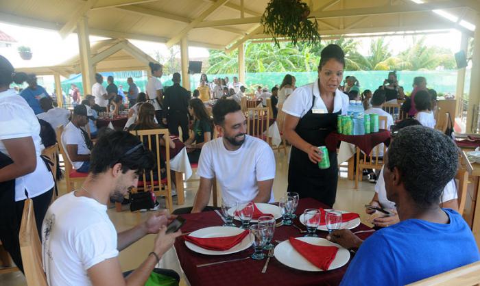 ACTIVIDAD: REINAUGURACIÓN DEL RESTAURANTE LA GIRALDILLA DE SANTA FÉ POR PARTE DE LUIS ANTONIO TÓRRES IRIBAR, MIEMBRO DEL COMITÉ CENTRAL DEL PARTIDO COMUNISTA DE CUBA (PCC) Y SU PRIMER SECRETARIO EN LA HABANA JUNTO CON REINALDO GACÍA ZAPATA, PRESIDENTE DE LA ASAMBLEA PROVINCIAL DEL PODER POPULAR.
LUGAR: SANTA FÉ, MUNICIPIO PLAYA, PROVINCIA LA HABANA, CUBA
FECHA: 04-04-2019
FOTÓGRAFO: ROLANDO (ROLY) MONTALVÁN MARTÍNEZ