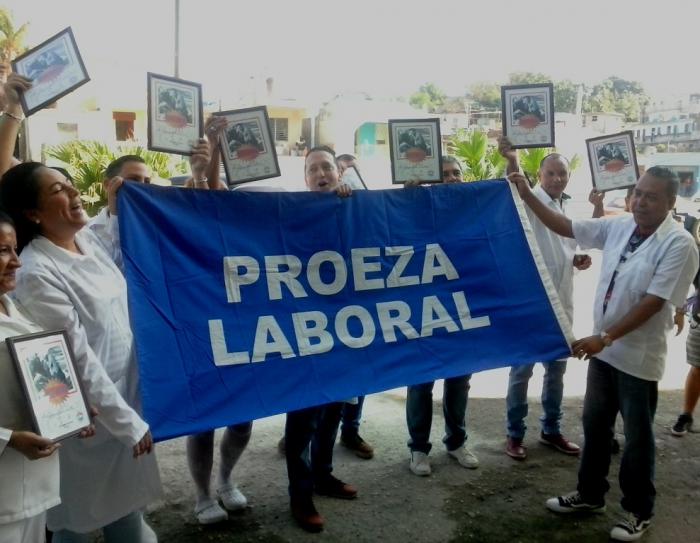 Entregan bandera de Proeza Laboral al Policlínico Docente Universitario Lidia y Clodomira del municipio de Regla
