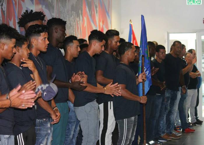 Abanderado el equipo de béisbol de la Habana, categoría sub 23 años, que se prepara para la nueva temporada