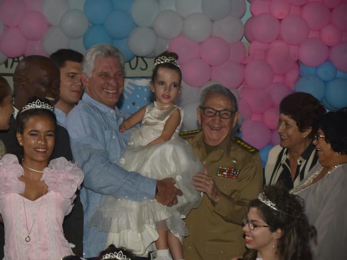 Raúl y Díaz-Canel asisten a fiesta de quince en la escuela especial Solidaridad con Panamá