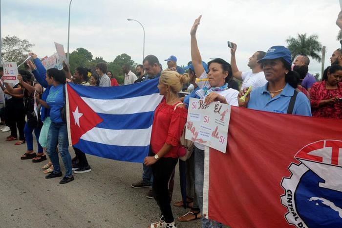 Recibimiento a la bandera primero de mayo en centros laborales en la habana