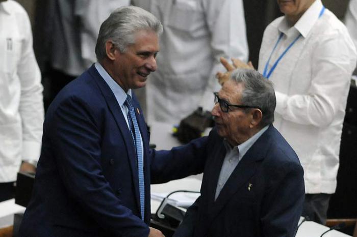 Raúl Castro y Miguel Díaz-Canel en sesión extraordinaria del Parlamento cubano