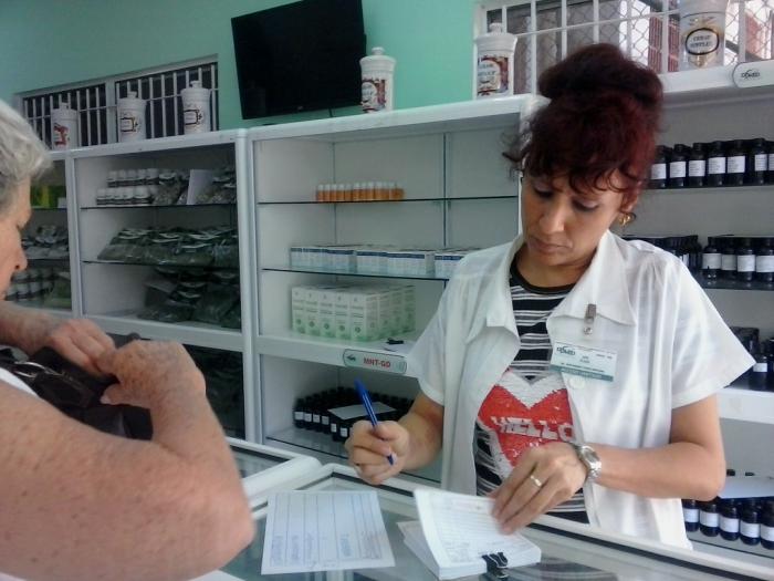 Dispensadora. Farmacia Homeopática y de Productos Naturales. Unidad 745, ubicada en 6 entre 23 y 25, Vedado.