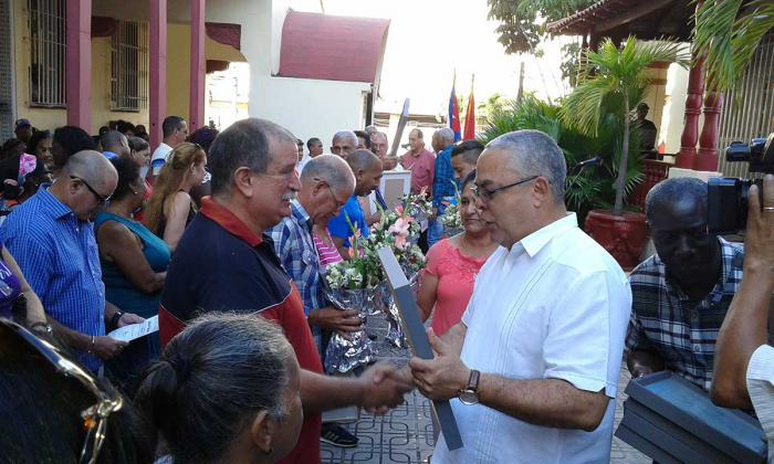 Reconocimiento a trabajadores del Partido. Luis Antonio Torres Iríbar entrega diploma a trabajadores del partido.