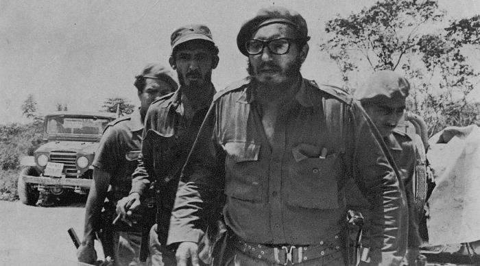 Fidel en la primera línea de combate durante la invasión a Playa Girón