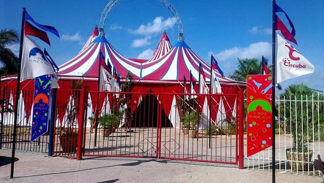 Carpa Trompoloco del Circo Nacional de Cuba