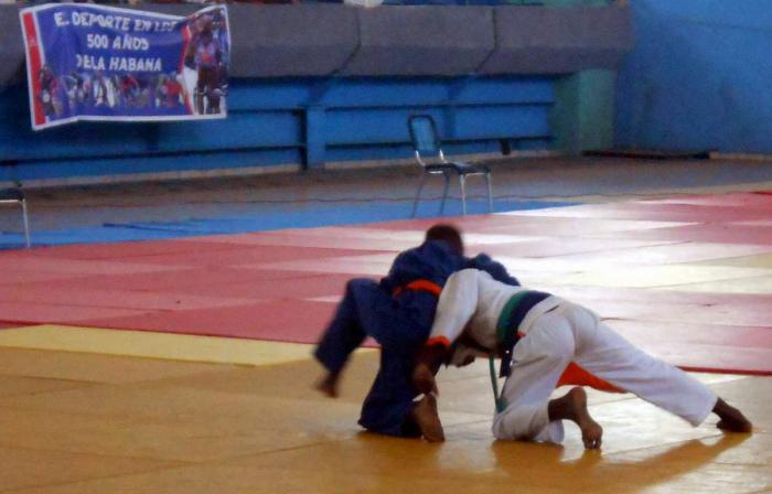 Niños practicando judo.