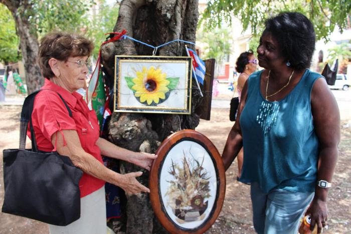 En el parque Mariana Grajales, se dieron cita, en representacion de la federadas de la capital, un grupo de estas para mostrar el trabajo de las féminas en esta provincia, muchas de ellas jubiladas que con sus manos y su talento aún defienden las conquistas logradas en nuestra Cuba para las mujeres.