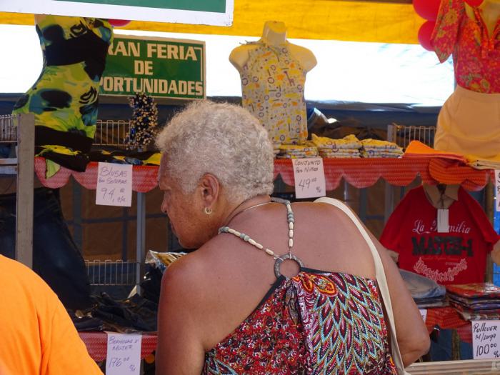 mujer tienda productos moneda nacional