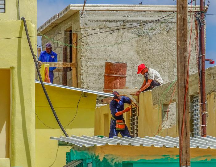 constructores construyendo casas