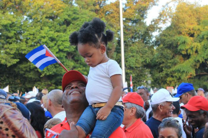 papa mira a niña desfile primero de mayo