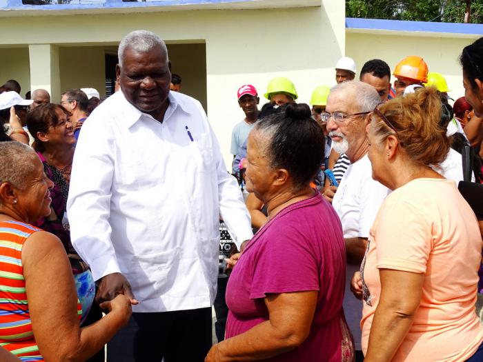 El presidente de la Asamblea del Poder Popular compartiendo con los damnificados.