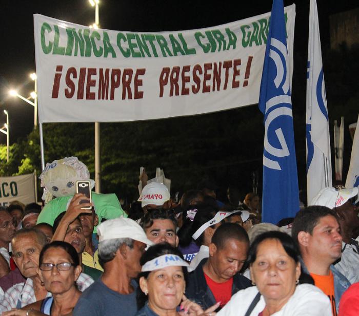 personas desfile primero de mayo