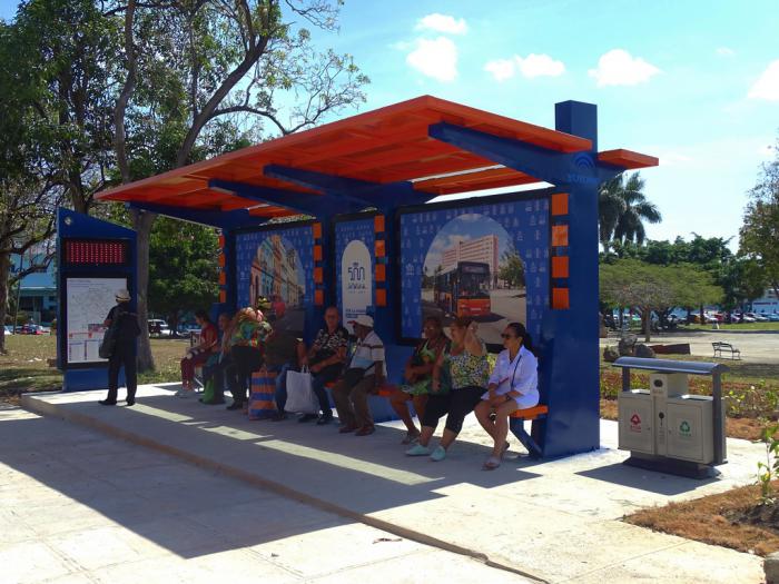 gente en la parada yutong nueva 