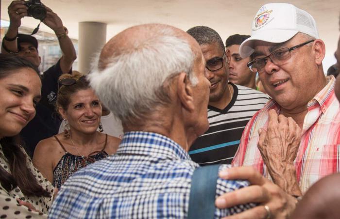 Francisco (Paco) Prats, el reconocido productor de la serie de animados Elpidio Valdés, agradece a Torres Iríbar, el beneficio de su nueva vivienda. 