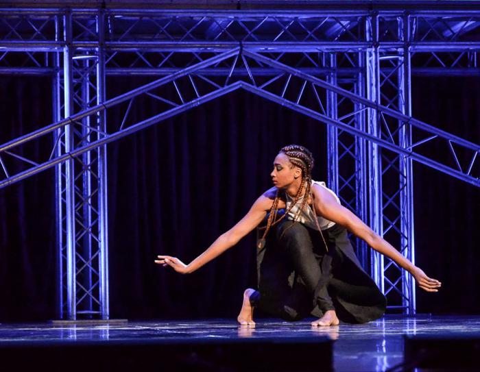 mujer bailando danza contemporanea
