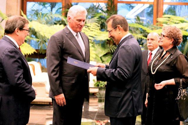 Presidente cubano recibe cartas credenciales de embajadores.