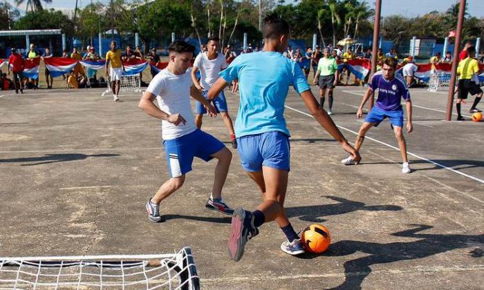 fútbol callejero en Cuba