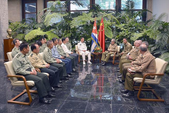 Recibió Raúl al Almirante Miao Hua, miembro de la Comisión Militar Central de la República Popular China