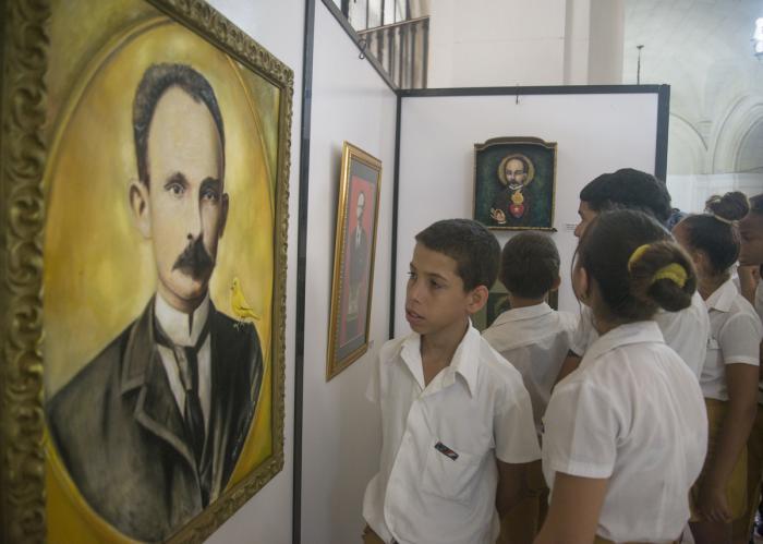 niños viendo cuadro de marti