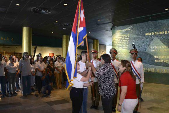 Olga Lidia Tapia Iglesias, miembro del secretariado del Comité Central del Partido Comunista de Cuba, y Susely Morfa González, primera secretaria del Comité Nacional de la Unión de Jóvenes Comunistas (UJC), abanderan a la delegación cubana. 