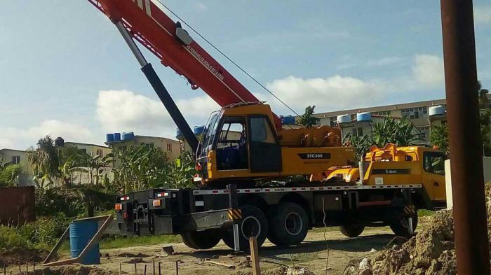 Este sábado, en el Consejo Popular Roble Chivas en el municipio de Guanabacoa, se trabaja en la reparación de varias viviendas afectadas por el tornado afectó a La Habana el 27 de enero.