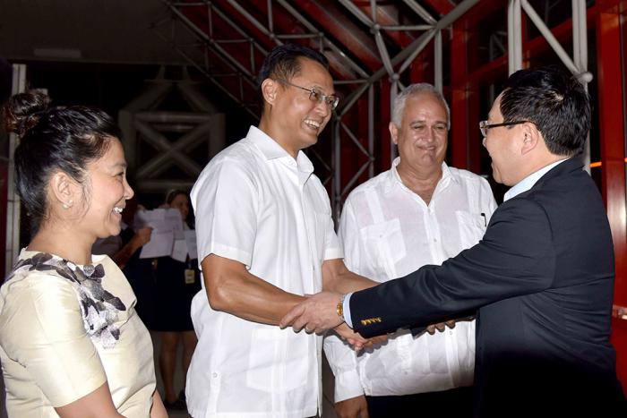 Pham Binh Minh (D), viceprimer Ministro y ministro de Relaciones Exteriores de Vietnam, es recibido por Emilio Lozada (C. der.), director general de Asuntos Multilaterales del Ministerio de Relaciones Exteriores de Cuba, y por el embajador de Vietnam en Cuba, Nguyen Trung Thanh (C. izq.), a su arribo por la terminal tres del Aeropuerto Internacional José Martí , en La Habana, el 19 de mayo de 2019.  ACN FOTO/Omara GARCÍA MEDEROS/ogm
