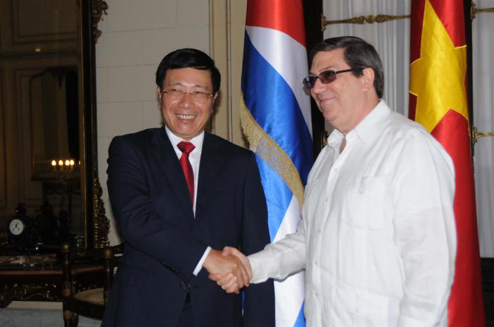 El canciller cubano Bruno Rodríguez Parrilla (D), recibe a Pham Binh Minh (I), viceprimer ministro y ministro de Relaciones Exteriores de Vietnam, en la sede del Ministerio de Relaciones Exteriores (MINREX), en La Habana, Cuba, el 20 de mayo de 2019. 
