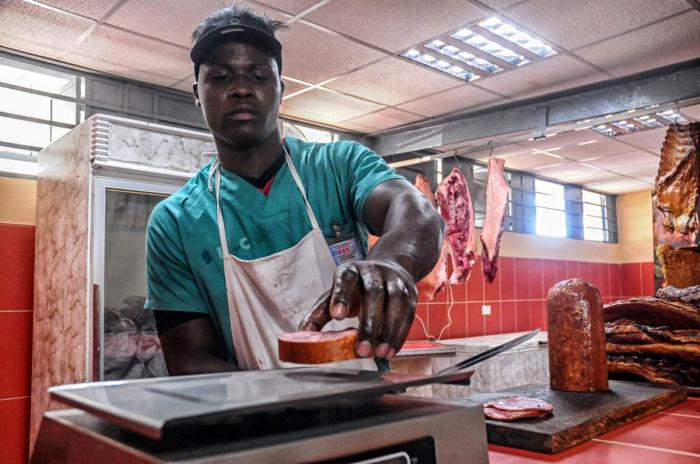 Hombre pesando un producto.