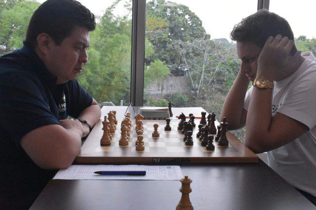 Albornoz (a la derecha) entre los líderes de Zonal 2.3 de Ajedrez.