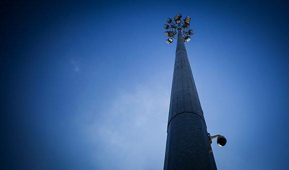 Cada una de las torres instaladas en la plaza cuenta con entre 22 a 24 luminarias de quinientos hasta ochocientos watts.