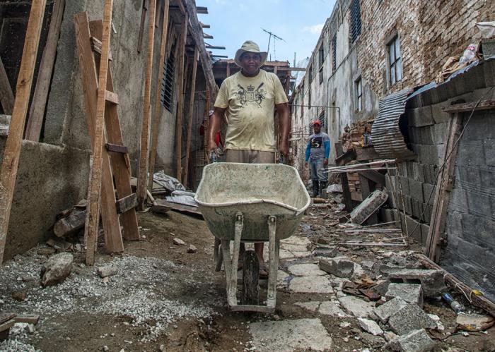 Reparaciones de viviendas en Luyanó después del tornado