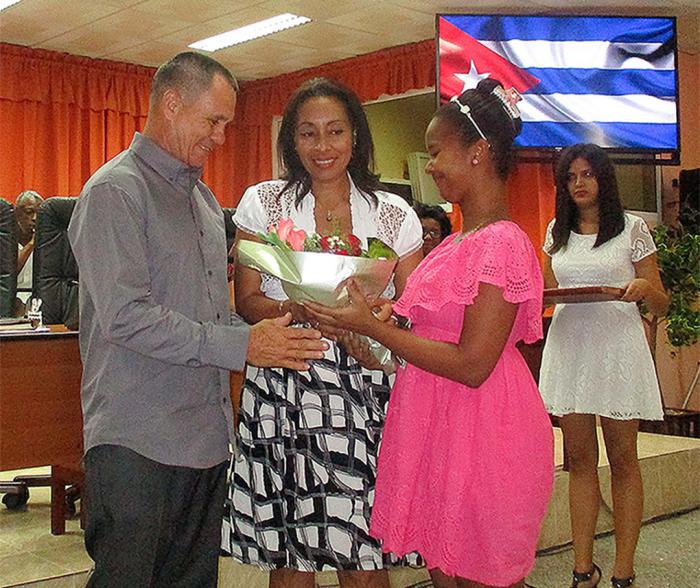 Rolando Acebal recibió el reconocimiento del SNTECD por sus muchos años de trabajo.